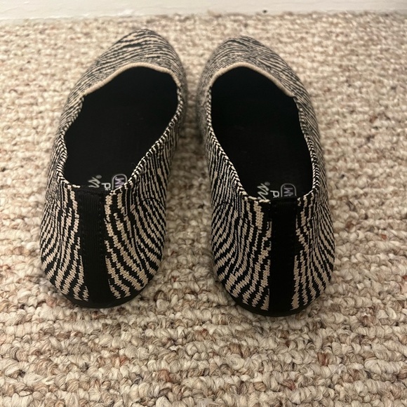 Sketchers pointed flats - Picture 5 of 6